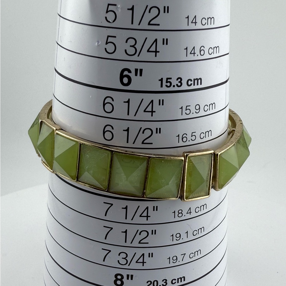 NWT Green Faceted Stone Stretch Bracelet in Gold-Tone Setting - Picture 8 of 9